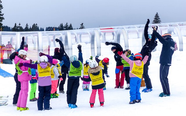 Kinder beim Skikurs