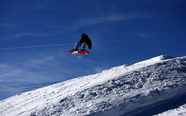 Snowboarder beim Springen