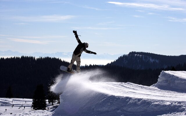 Snowboarder auf Rampe